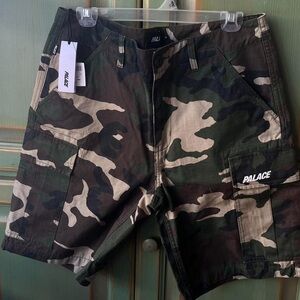 NWT palace 100% cotton camo cargo shorts. #palace #doverstreetmarket
